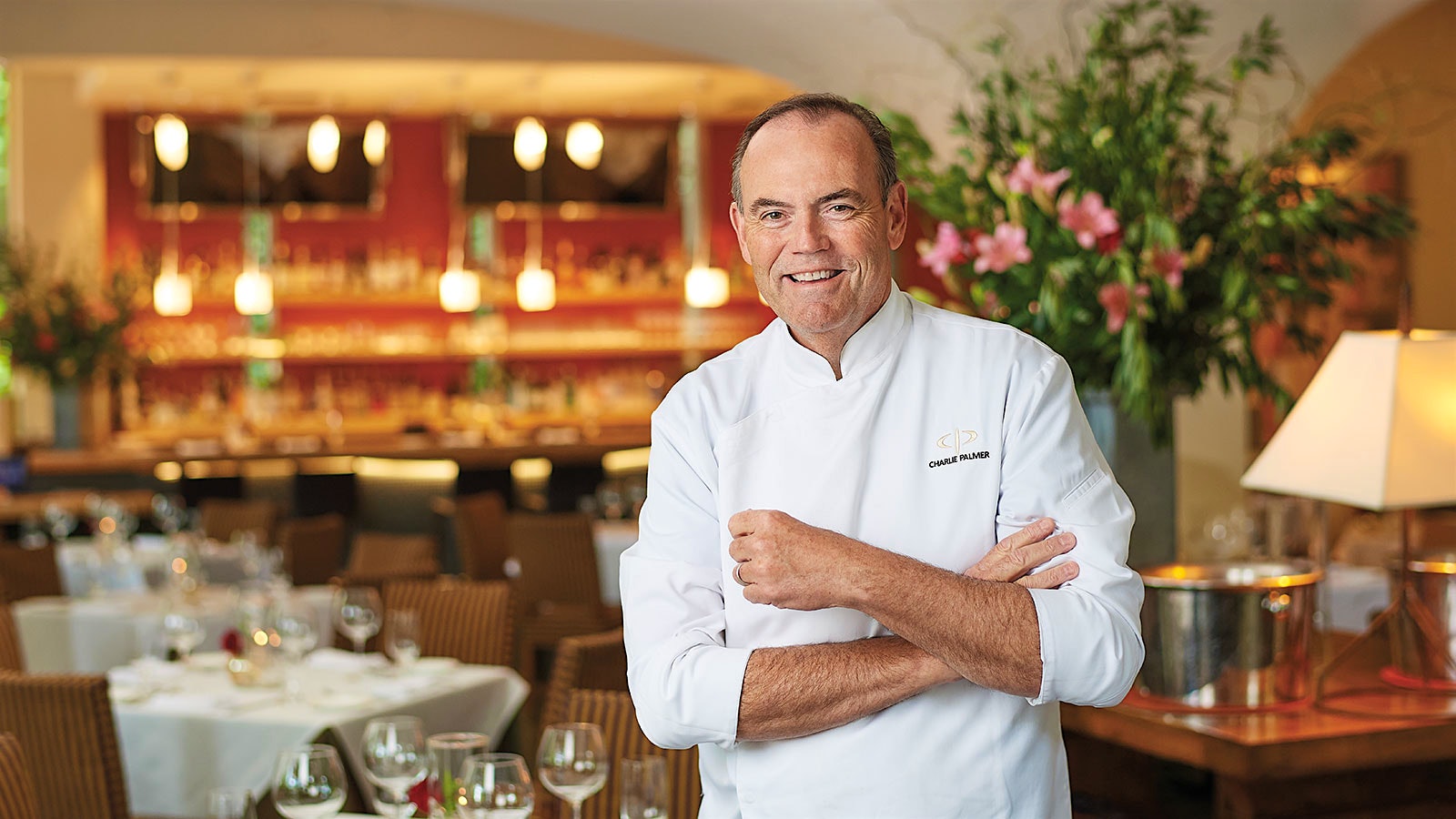  Retrato del chef Charlie Palmer con los brazos cruzados en su restaurante Dry Creek Kitchen